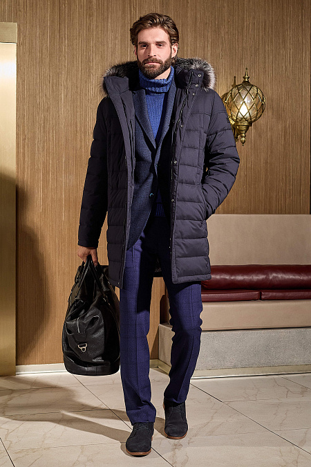 Удлиненный стеганый пуховик с капюшоном и меховой опушкой  для мужчин бренда Meucci (Италия), арт. 3333 - фото. Цвет: Темно-синий. Купить в интернет-магазине https://shop.meucci.ru
