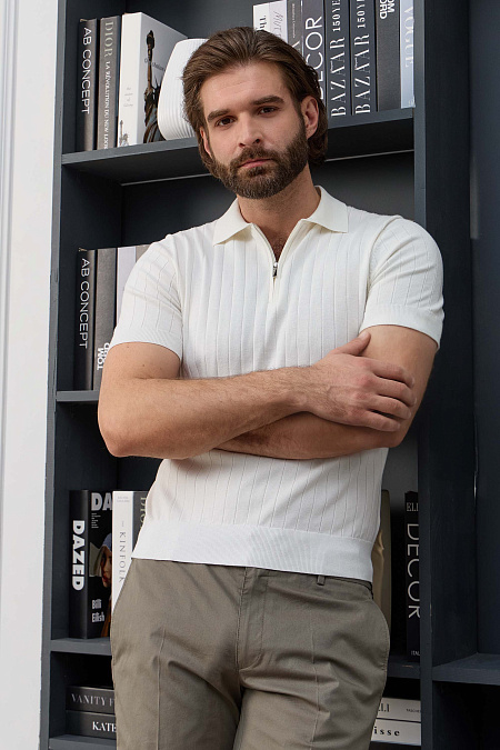 Поло молочного оттенка с фактурными вертикальными полосами для мужчин бренда Meucci (Италия), арт. MEU-2506/DQSS02 - фото. Цвет: Белый с молочным оттенком. Купить в интернет-магазине https://shop.meucci.ru
