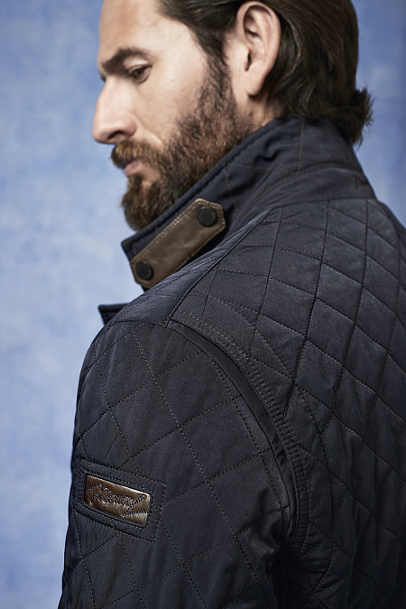 Утепленная стеганая куртка-пиджак на пуговицах с отделкой кожей для мужчин бренда Meucci (Италия), арт. 9964  - фото. Цвет: Темно-синий. Купить в интернет-магазине https://shop.meucci.ru
