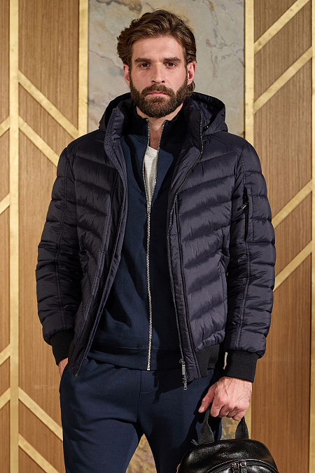 Стеганая короткая куртка-пуховик с капюшоном  для мужчин бренда Meucci (Италия), арт. 7455 - фото. Цвет: Темно-синий. Купить в интернет-магазине https://shop.meucci.ru
