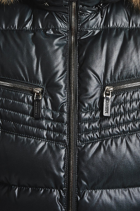 Короткий пуховик с мехом енота для мужчин бренда Meucci (Италия), арт. 6904/2 - фото. Цвет: Черный с зеленым отливом. Купить в интернет-магазине https://shop.meucci.ru
