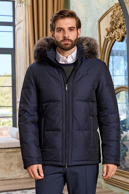 Cтеганый короткий пуховик с капюшоном и меховой опушкой  для мужчин бренда Meucci (Италия), арт. 7217 - фото. Цвет: Темно-синий. Купить в интернет-магазине https://shop.meucci.ru
