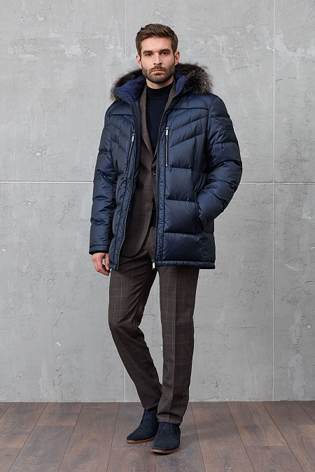Пуховик средней длины с капюшоном и меховой опушкой  для мужчин бренда Meucci (Италия), арт. 3773 - фото. Цвет: Темно-синий. Купить в интернет-магазине https://shop.meucci.ru
