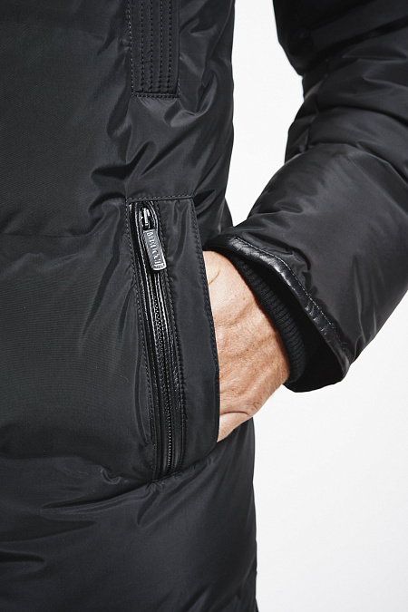 Удлиненный пуховик отделкой натуральной кожей для мужчин бренда Meucci (Италия), арт. 1857/3 - фото. Цвет: Черный. Купить в интернет-магазине https://shop.meucci.ru
