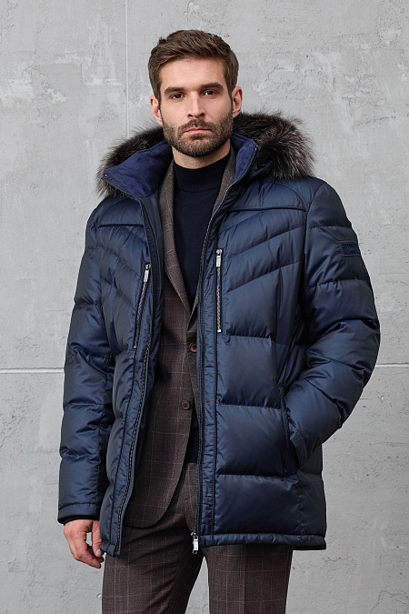 Пуховик средней длины с капюшоном и меховой опушкой  для мужчин бренда Meucci (Италия), арт. 3773 - фото. Цвет: Темно-синий. Купить в интернет-магазине https://shop.meucci.ru
