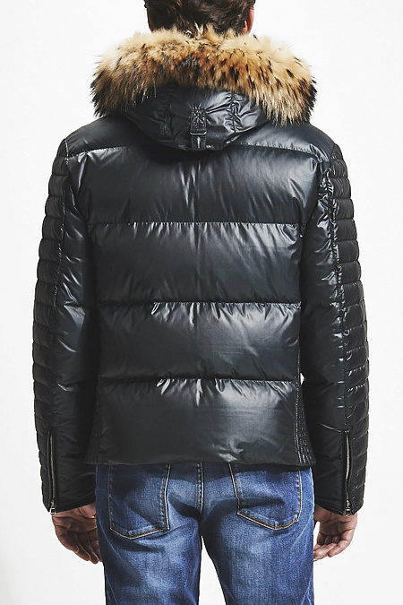 Короткий пуховик с мехом енота для мужчин бренда Meucci (Италия), арт. 6904/2 - фото. Цвет: Черный с зеленым отливом. Купить в интернет-магазине https://shop.meucci.ru
